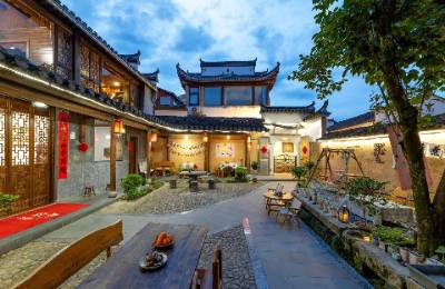 京东脚踢美团，拳打携程