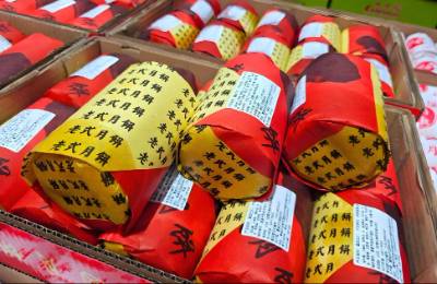 年轻人“整顿”月饼，月饼礼盒卖不动，10元一包的月饼抢疯了