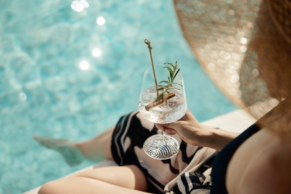 LS 24 Thila - Cocktails poolside.jpg
