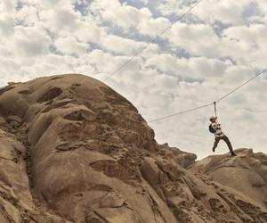 沙特红海沙漠岩石度假村全景揭幕：壮丽山景、沙漠探险、亲子徒步等丰富体验静候宾客