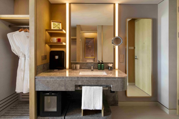 10. 上海虹桥机场盛贸酒店客房.jpg