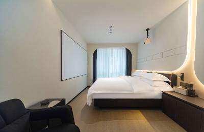 芒格警示：酒店投资，别做“铁锤人”